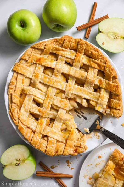 Apple Pie Green Apple Pie Recipe, Green Apple Pie, Old Fashioned Apple Pie, Lattice Pie Crust, Caramel Pecan Pie, Apple Pie Recipe Homemade, Perfect Apple Pie, Apple Pie Recipe Easy, Baker By Nature