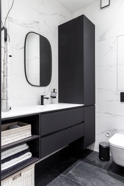 Black And White Marble Bathroom, White Marble Bathrooms, Black And White Bathroom, Bathroom Design Black, Black White Bathrooms, White Wall Tiles, White Bathroom Tiles, Bathroom Redesign, Black And White Tiles