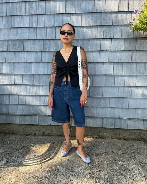 Rachelle but RAY-chul on Instagram: "Outfit formula: jorts and a cute black top 😎" Jorts Outfit, Outfit Formulas, Long Shorts, Black Top, Cute Black, Wide Leg, On Instagram, Instagram, Black