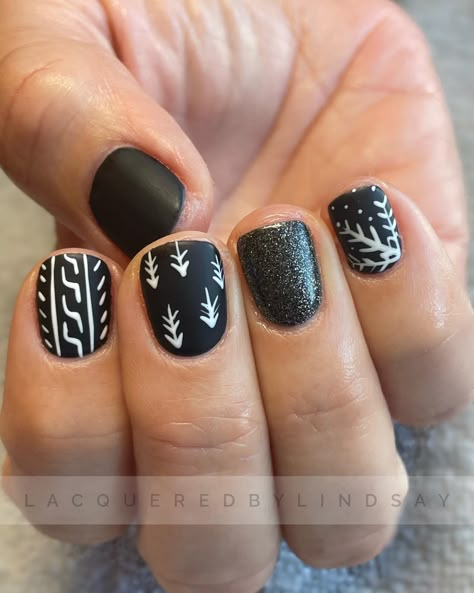 Nails Between Thanksgiving And Christmas, Wild One Nails, Antler Nail Art, Woodland Theme Nails, Trend Nail 2024 Winter, Western New Years Nails, Western Christmas Nails Ideas, Hunting Nail Ideas, Highland Cow Nails Designs