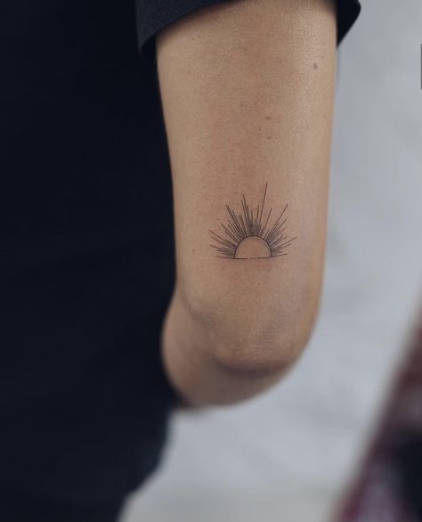 Fine Line Sky Tattoo, Fine Line Sunset Tattoo, Fine Line Sun Tattoo, Dawn Tattoo, Sunrise Tattoo, Tattoo Sun, Sky Tattoos, Sun Tattoo Designs, Sunset Tattoos