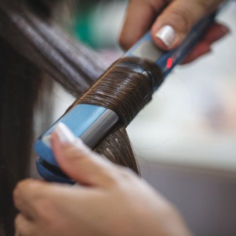 Cropped Image Of Beautician Straightening Hair Of Customer Curling Fine Hair, How To Curl Hair, Flat Irons Best, Salon Blowout, Curl Hair With Straightener, Flat Iron Curls, Flat Irons, Curl Hair, Heat Protectant