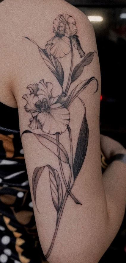 Fineline Tattoo Ideas, Iris Flower Tattoo, Floral Back Tattoos, Cream Tattoo, Iris Tattoo, Fineline Tattoo, Inspiration Tattoo, Tattoos Geometric, Botanical Tattoo