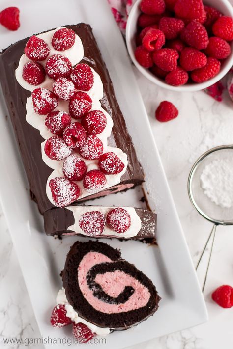 Raspberry Chocolate Swiss Roll - Garnish & Glaze Chocolate Swiss Roll Recipe, Chocolate Swiss Roll, Chocolate Log, Swiss Roll Cake, Cake Roll Recipes, Raspberry Chocolate, Log Cake, Freeze Dried Raspberries, Chocolate Roll