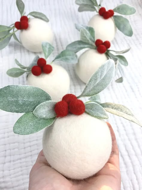 Easy Diy Christmas Ornaments, Diy Snowman Ornaments, Felted Christmas, Diy Christmas Ornaments Easy, Needle Felted Christmas, Felt Crafts Christmas, Felt Christmas Decorations, Christmas Ornament Ideas, Christmas Felt