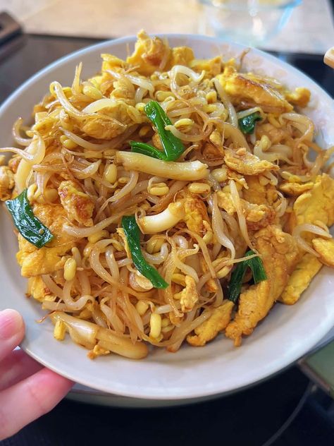 Bean Sprout Stir Fry with Eggs | Easy 10-minute Recipe with Video Sauteed Bean Sprouts, Stir Fry Vegetables Recipe Healthy, Fresh Bean Sprout Recipes, Chicken Bean Sprouts Stir Fry, Bean Sprout Recipes Healthy, Beans Sprouts Recipes, Bean Sprout Recipes Stir Fry, Recipe With Sprouts, Fried Rice With Bean Sprouts