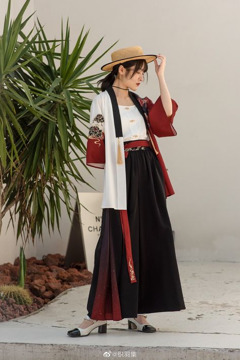 Modern Hakama Fashion, Modernized Japanese Clothing, Japanese Modern Clothes, Modern Traditional Japanese Clothing, Modern Haori Outfit, Japanese Kimono Fashion Modern, Kimono Modern Fashion, Hanfu Inspired Fashion, Japanese Inspired Outfits