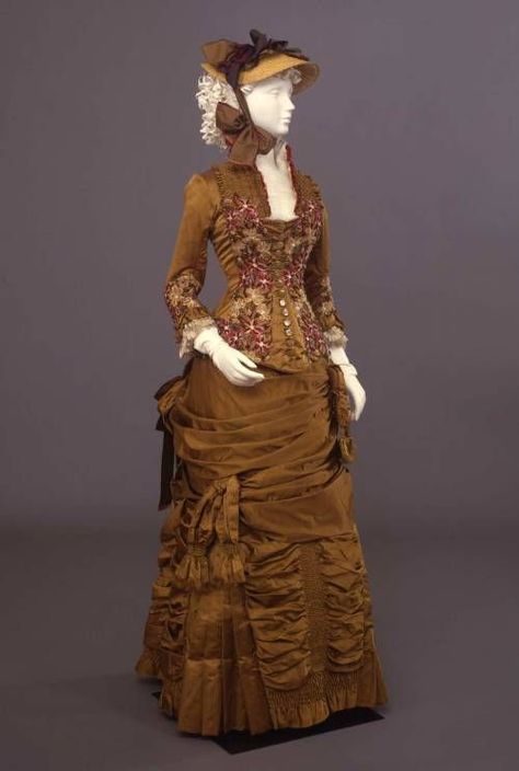 Day dress ca. 1881 From the Galleria del Costume di Palazzo Pitti via Europeana Fashion Skirt Costume, Vintage Attire, 1880s Fashion, 1800s Fashion, Bustle Dress, Victorian Costume, 19th Century Fashion, History Fashion, Old Dresses