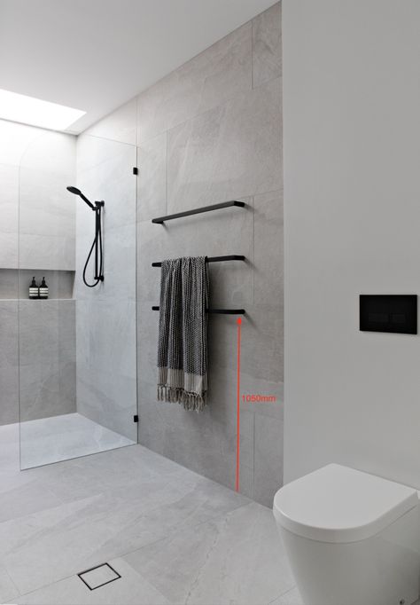 Creating a Designer Look in your Bathroom with Towel Rails — Zephyr + Stone Modern Flooring Bathroom, Makeover Kamar Mandi, Dekorere Bad, Bilik Air, Bathroom Construction, Relaxing Bathroom, Organic Spa, Bathroom Redesign, Apartment House