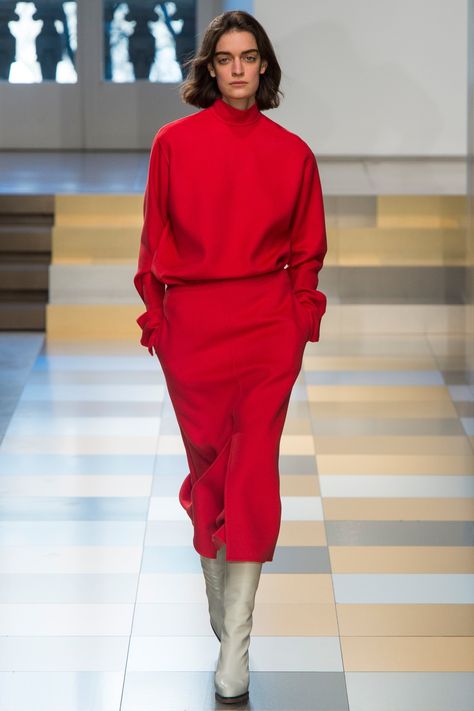 Jil Sander Fall 2017 Ready-to-Wear Collection Photos - Vogue Red Haute Couture, Red Outfit, 가을 패션, 여자 패션, Fall Fashion Trends, Minimalist Aesthetic, Fall 2017, Fashion 2017, Dress Red