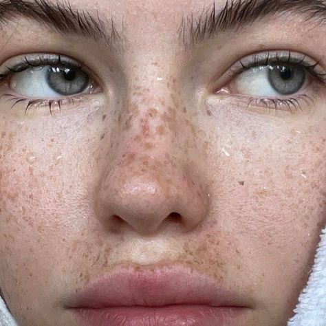 Olive Smith, Easy Girl, Beautiful Freckles, Freckles Girl, Freckle Face, Face Aesthetic, Simple Shoes, Bare Face, Gray Eyes