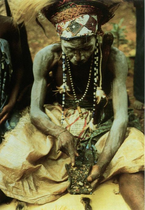 Luba Lukasa, DR Congo Ap Art History 250, African Words, Memory Boards, African Pots, African Ancestry, Democratic Republic Of Congo, African Spirituality, Witch Doctor, Republic Of Congo