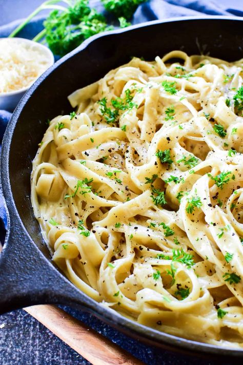 Fettuccine Alfredo in cast iron skillet with fresh parsley Crockpot Alfredo, Chicken Alfredo Fettuccine Recipe, Alfredo Recipes, Fettuccine Noodles, Chicken Fettuccine, Fettuccine Alfredo Recipes, Fettuccine Pasta, Homemade Alfredo, Homemade Alfredo Sauce