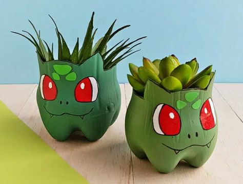 Pokemon Go Crafts, Recycler Diy, Bulbasaur Planter, Plastic Bottle Planter, Recycle Crafts Diy, Pokemon Diy, Pokemon Bulbasaur, Reuse Plastic Bottles, Pokemon Craft