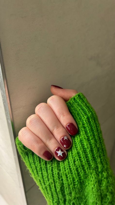 Red and silver star nails for christmas #nails #christmas #stars Red And Silver Short Nails, Red And Silver Star Nails, Short Nails With Stars, Red Nails With Stars, Conan Gray Nails, Short Nails Autumn, Short Star Nails, Silver Star Nails, Red Star Nails