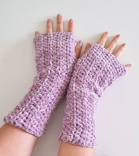 Carroway Crochet, Crocheted Gloves, Socks Crochet, Half Gloves, Fingerless Gloves Crochet Pattern, Crochet Placemat Patterns, Glove Pattern, Crochet Gloves Pattern, Half Double Crochet Stitch