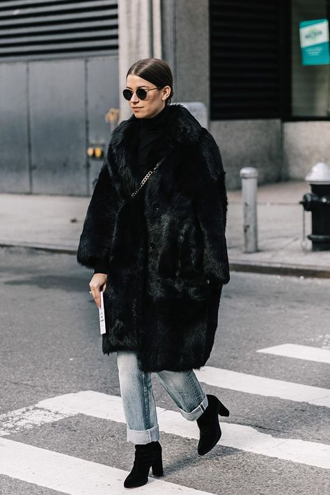 17 Best Black Faux Fur Coats for Winter Outfits Black Faux Fur Coat Outfits, Black Fur Coat Outfit, Fur Coat Street Style, Faux Fur Coats Outfit, Coat Outfit Ideas, Boyfriend Jeans Winter, Black Coat Outfit, Fur Outfit, Weird Style