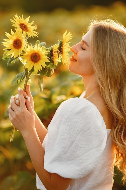 Foto grátis retrato de uma jovem mulher ... | Free Photo #Freepik #freephoto #mulher-girassol #campo-girassol #mulher-campo #woman-flower Woman Flower, Goldie Hawn, Sunflower Fields, Cheer You Up, Blonde Women, Light Summer, Bring Happiness, Young And Beautiful, Good Thoughts