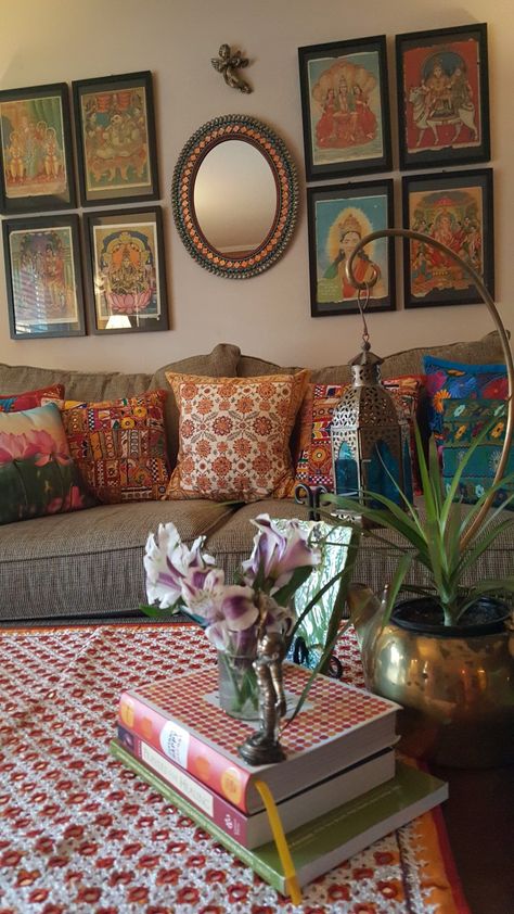 Asian Inspired Living Room, Indian Bedroom, Diwali Decoration Items, Indian Bedroom Decor, Indian Room Decor, Drawing Interior, India Home Decor, Traditional Houses, Furniture Design Living Room