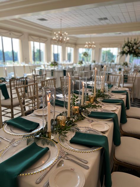 Emerald Green Gala Decor, Wedding Themes Reception, Emerald Green Table Set Up, Emerald Green And Brown Wedding Theme, Emerald Table Decor, Emerald Green Theme Party, Emerald Green Wedding Tables, Quince Venue Ideas Emerald Green, Emerald Green Wedding Table Decor