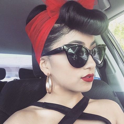 @myriamxn has mastered those bumper bangs!🖤❤️‍🔥 #pyschobilly #bumperbangs #pyschobillyfashion #hairideas #hairgoals Bumper Bangs, Cabelo Pin Up, Retro Updo, 40s Hairstyles, Beehive Hair, Pin Up Vintage, Rockabilly Hair, Retro Glam, Pin Curls