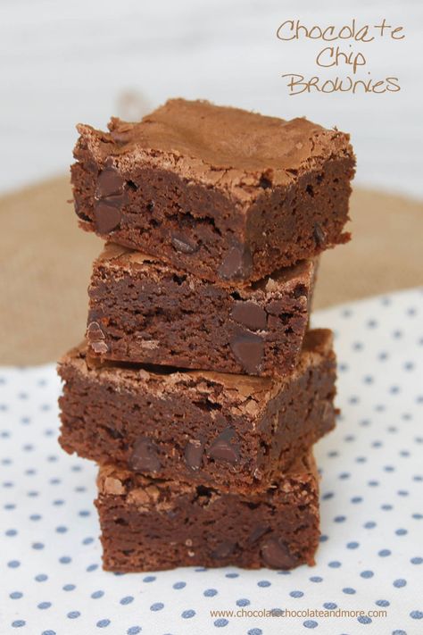 Chocolate Chip Brownies-moist fudgy brownies with a crispy top, theses are made in a 9 x 13 pan so there's enough for a crowd! Fudge Topping, Blondie Recipes, Homestead Recipes, Chocolate Chip Brownies, Delish Desserts, Cookie Brownie Bars, Gateaux Cake, Best Brownies, Bar Cookies