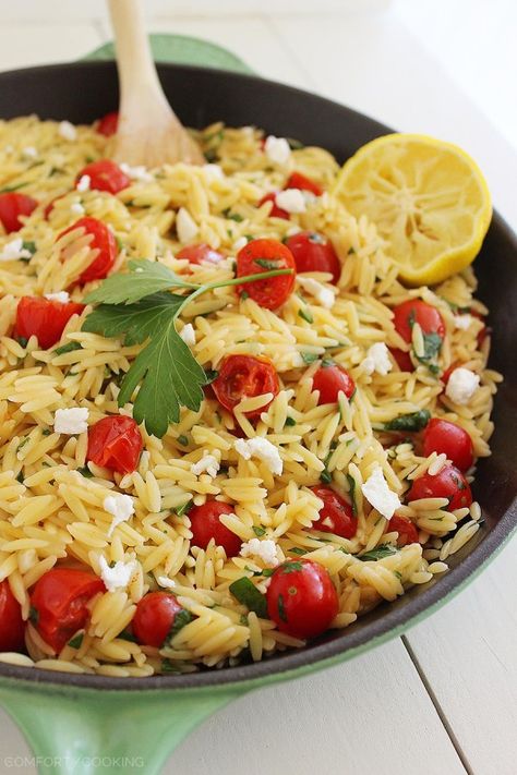 One-Pan Greek Orzo with Tomatoes and Feta – The Comfort of Cooking Greek Orzo, Salad Appetizer Cups, Tomatoes And Feta, How To Cook Orzo, Orzo Recipes, Feta Recipes, Greek Dishes, Appetizer Salads, Idee Pasto Sano