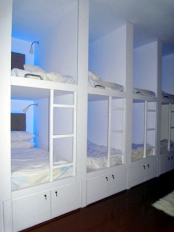 bunk beds / Espacio. Bunk Room Storage Ideas, Large Bunk Room, Bunk Bed Rooms, Dormitory Room, Bunk Beds Built In, Bunk Rooms, Cool Bunk Beds, Bunk Beds With Stairs, Bunk Bed Designs