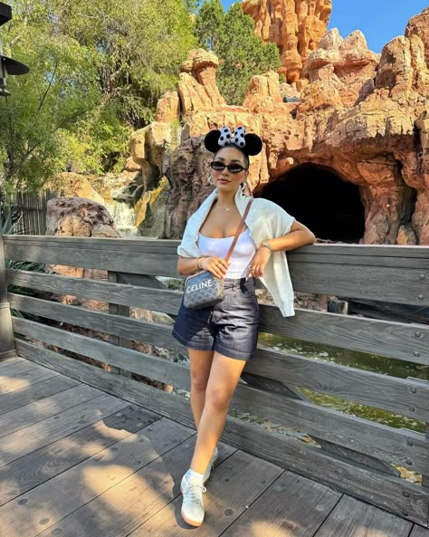 A little Disney day ❤️🐭🍂 | Instagram Disney Outfit Women, Mommy And Me Disney Outfits, Disneyworld Outfit Women, Mommy And Me Disney, Outfit Aesthetic Ideas, Disneyland Outfit Winter, Disneyland Fits, Disneyland Outfit Ideas, Disneyworld Outfit