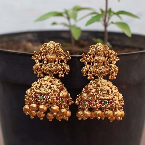 https://youtu.be/aoyt_DTC1pg Bridal Jhumkas, Antique Jhumkas, Temple Jewellery Earrings, Jhumka Designs, Gold Temple Jewellery, Gold Jewels Design, Gold Jewelry Outfits, Antique Gold Jewelry Indian, Gold Earrings Models