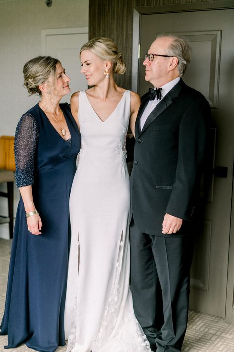 Mother And Father Of The Bride Photos, Bride With Father Photos, Mother Of The Bride Poses, Bride And Family Photo Ideas, Wedding Family Formals, Bride With Family Pictures, Father Of The Bride Photo Ideas, Parents Wedding Outfit, Mother And Father Of The Bride