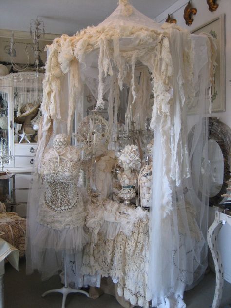 Chic Chalet, Estilo Shabby Chic, Chic Interior Design, Style Shabby Chic, Shabby Chic Bedroom, Shabby Chic Vintage, Chic Interior, Linens And Lace, Irish Lace