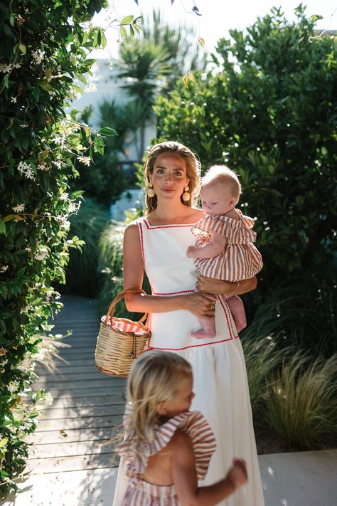 White Summer Dresses, Julia Berolzheimer, Mum Fashion, Future Mom, Mode Ootd, Mommy Life, Old Money Aesthetic, Mom Daughter, Looks Chic