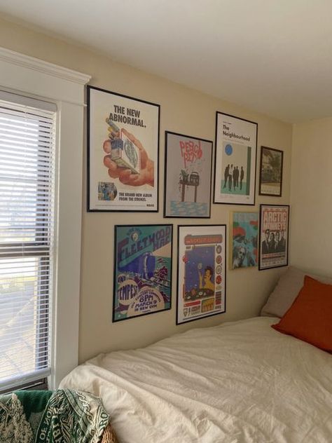 Cool Dorm Decor, Decorated Wall In Bedroom, Room Inspo 70s, Vibey Room Aesthetic Cozy, Prints In Bedroom, Framed Posters On Wall, Frame In Bedroom, 70s Living Room Aesthetic, Poster Wall Room