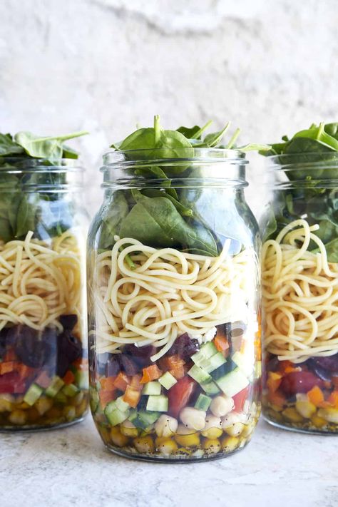 Meal Prep Mason Jar Salad Recipe Mason Jar Pasta Salad Recipes, Mason Jar Meal Prep Lunch, Mason Jar Pasta Salad, Salad In A Jar Recipes, Meal Prep Salad In A Jar, Jar Salad, Jar Salads, Jar Salad Recipes, Mason Jar Lunch Ideas