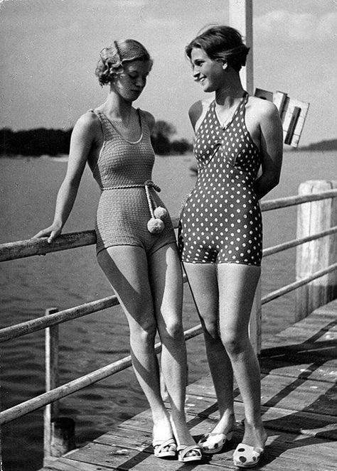 Retro Swimwear, Vintage Bathing Suits, Mode Hippie, Vintage Swim, Vintage Swimwear, Vintage Fashion Photography, Vintage Swimsuits, Retro Mode, Moda Vintage