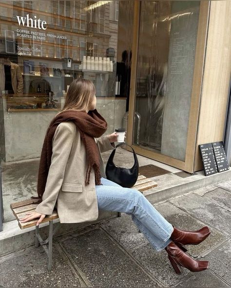 Mode Style Anglais, Brown Boots Outfit, Chique Outfits, Paris Mode, Elegante Casual, Outfit Jeans, Looks Street Style, Mode Inspo, 가을 패션