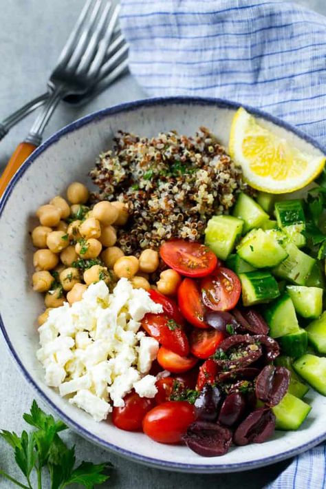 Greek Quinoa Bowls- Healthy Greek Salad Recipe Quinoa Salad Bowl, Quinoa Bowls Healthy, Greek Quinoa, Salad Bowl Recipes, Greek Quinoa Salad, Greek Salad Recipes, Healthy Fitness Meals, Quinoa Bowl, Healthy Bowls