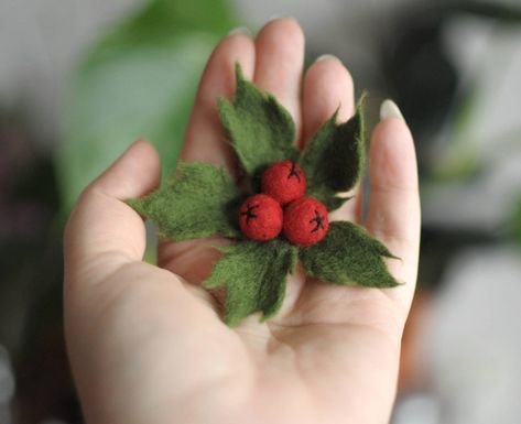 Felt Holly Ornament, Felt Christmas Flower, Christmas Brooch Diy, Felt Mistletoe, Felt Holly, Diy Stocking Stuffers, Christmas Decorations Cheap, Needle Felted Christmas, Christmas Wreaths Diy Easy