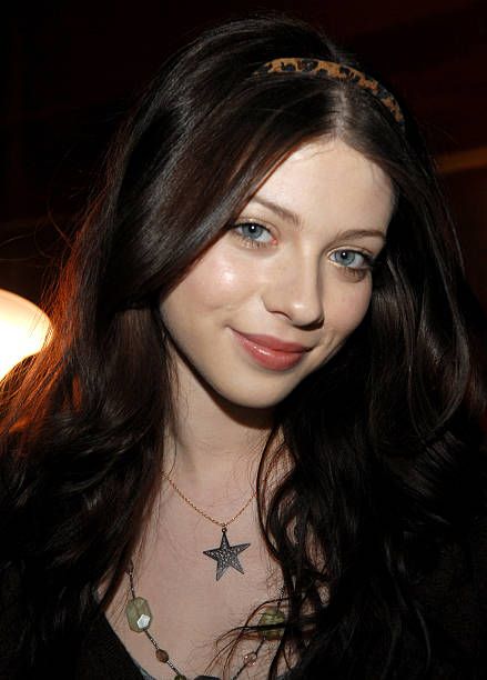 Michelle Trachtenberg Hair, Georgina Sparks, 2000s Girl, Michelle Trachtenberg, Winter Hair Color, Hazel Eyes, Cool Halloween Costumes, Winter Hairstyles, 2000s Fashion