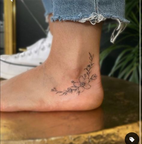 Basic Tattoos, Ankle Tattoos For Women, Foot Tattoos For Women, Tattoos For Women Flowers, Petite Tattoos, Tasteful Tattoos, Classy Tattoos, Discreet Tattoos, Subtle Tattoos