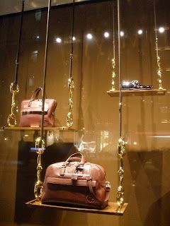 Gucci - Simple and elegant, with the classic buckles. Handbag Display, Pacific Place, Sale Windows, Interior Vintage, Boutique Decor, Retail Windows, Bag Display, Shop Window Design, Boutique Interior