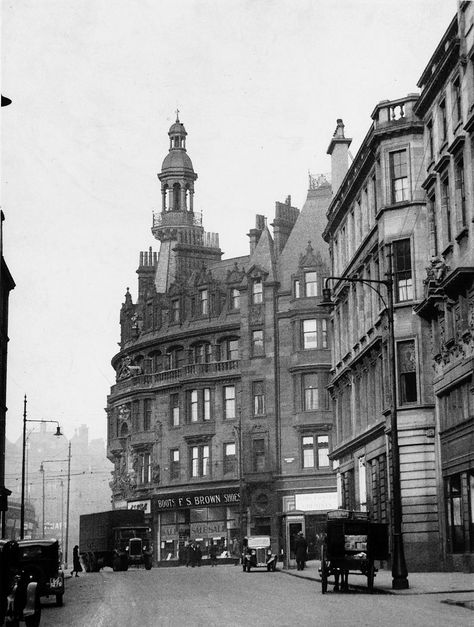 Ten photos showing Glasgow's Charing Cross before and after the M8 was built - Glasgow Live Glasgow City Centre, Glasgow City, Charing Cross, Saint Vincent, Glasgow Scotland, Scotland Travel, City Centre, British Isles, Aerial View