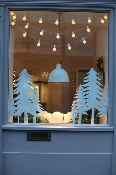 17 Lovely Christmas Window Decor Ideas to Jazz Up Those Glass Panes! Diy Christmas Window, Christmas Window Lights, Christmas Window Decoration, Hantverk Diy, Christmas Window Display, Winter Window, Window Decorations, Christmas Window Decorations, Interior Vintage