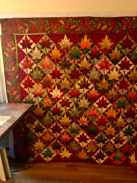 Autumn Quilts Ideas, Contemporary Patchwork, Leaf Quilts, Autumn Quilts, Autumn Quilt, Leaf Quilt, Fall Quilt Patterns, Halloween Quilt, Side Borders