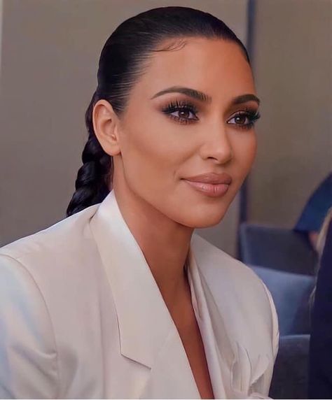 Kim Kardashian Ponytail, Kim Kardashian Photoshoot, Kim Kardashian Makeup Looks, Kim Kardashian Makeup Tutorial, Latte Makeup, Kardashian Makeup, Kim Kardashian Makeup, Kardashian Hair, Kim Kardashian Outfits