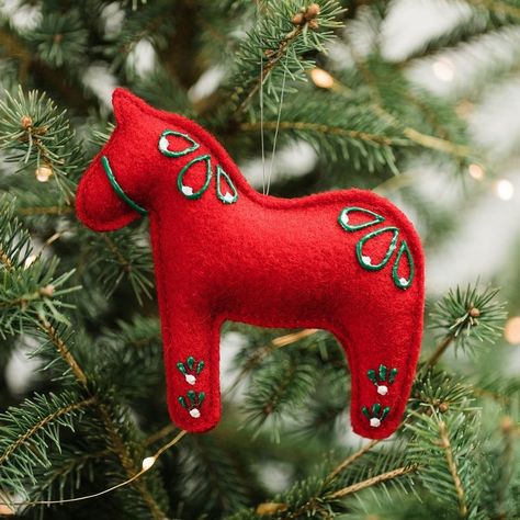 Felt Dala Horse, Felt Ornaments Christmas, Felt Horse, Horse Christmas Ornament, Horse Christmas, Felt Crafts Christmas, Felt Christmas Decorations, Horse Ornaments, Dala Horse