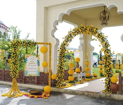 Minimal Haldi Decor Outdoor, Haldi Gate Decor, Sunflower Theme Haldi Decor, Haldi Entry Ideas, Holud Decoration, Haldi Design, Haldi Entrance, Haldi Entry, Mayoun Decor