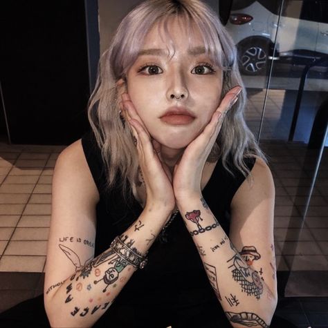 Uzzlang Tattoo, Hyori030 Ulzzang, Korean Letters Aesthetic, Korean Girl Tattoo, Egirl Ootd, Letters Aesthetic, Korean Letters, Fashion Kpop, Fotos Goals