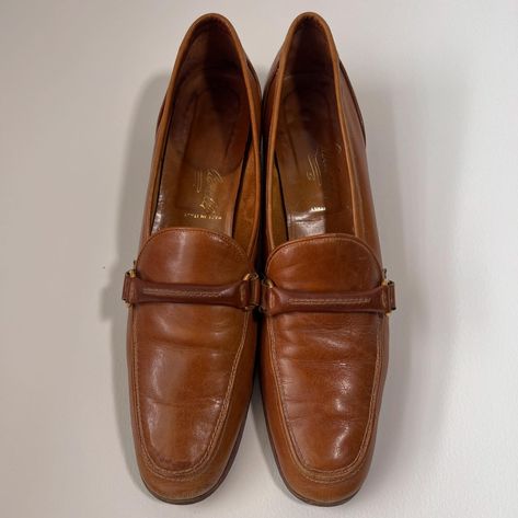 Vintage Julianelli Italian leather loafers, shoot us an offer or a message if you have any questions! Price: 💲7️⃣0️⃣ #oldstuff #antiques #vintage #austin #coolfinds #explore Leather Loafers, Italian Leather, Austin, Old Things, Loafers, Leather